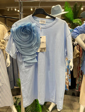 Load image into Gallery viewer, Pleated Flower T-shirt
