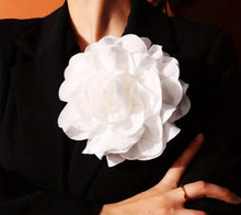 Load image into Gallery viewer, Flower Pin
